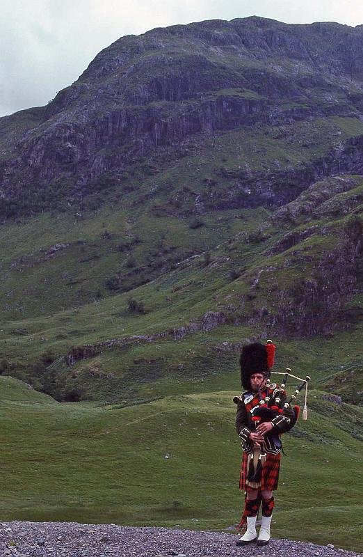 WT 3100 356-10 UK-3 Highland Piper - Glen Coe.jpg